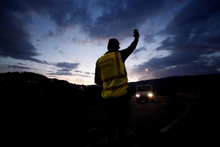 Un agente de la Guardia Civil da el alto a un vehículo en el concello coruñés de Cabanas durante el estado de alarma. EFE/Cabalar