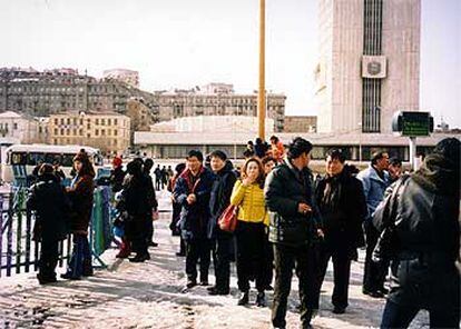 Un grupo de chinos, frente a la sede del Gobierno provincial de Vladivostok.