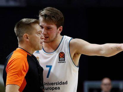 Doncic protesta al árbitro tras ser expulsado ante el Valencia