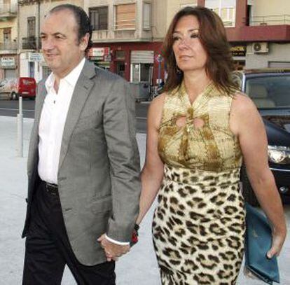 José Joaquín Ripoll, acompañado de su esposa, tras conocerse que no repetirá mandato al frente de la Diputación.
