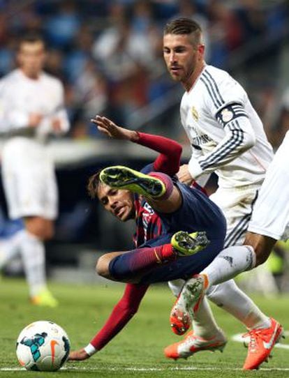 Neymar disputa un balón a Sergio Ramos en el último Real Madrid-Barcelona.