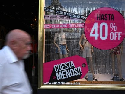 Un hombre camina delante de una tienda de ropa en el centro de Buenos Aires, el 12 de enero de 2022.