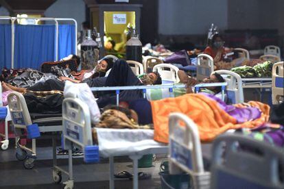 Varios pacientes con mascarillas de oxígeno en un hospital de campaña en Nueva Delhi.