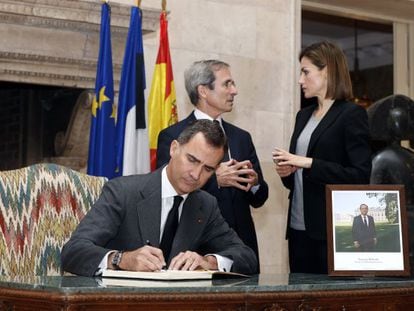 El Rey Felipe VI firma en el libro de condolencias instalado en la embajada de Francia.