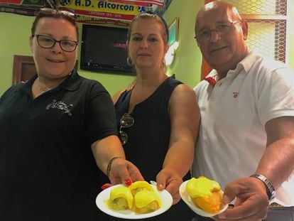Desde la izquierda, Milagri Sanpallo, cocinera del local, Mila Barberá y Manolo Pérez, dueños del bar Las Palomas.