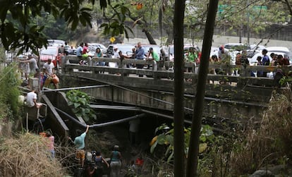 La escena es la misma en muchos barrios de Caracas. Familias enteras haciendo colas y cargando varios bidones y baldes, para recoger agua de manantiales, roturas de tuberías, cunetas, de los camiones cisterna proporcionados por el gobierno o de lo poco que fluye por el río Guiare.