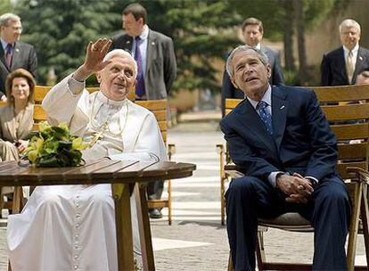 El Papa Benedicto XVI conversa con el presidente de EE UU, George W. Bush, en los jardínes del Vaticano.