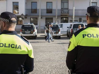 Polic&iacute;as frente al ayuntamiento de Valdemoro (Madrid) en el transcurso de una operaci&oacute;n anticorrupci&oacute;n.