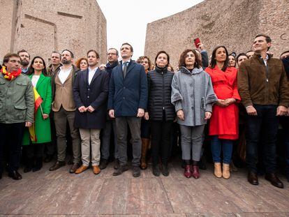 Los máximos dirigentes del PP, con Pablo Casado en el centro, y de Vox, con Santiago Abascal a la izquierda, en la concentración de la Plaza de Colón de 2019.