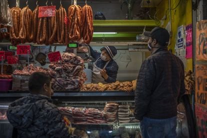 Clientes esperan en una carnicería en la Central de Abastos de Ciudad de México.