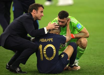 El presidente francés, Emmanuel Macron, consuela a Kylian Mbappé tras perder en los penaltis frente a Argentina. 

