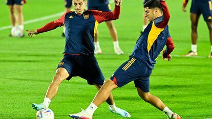 Spain's forward Alvaro Morata (L) and Spain's forward Marco Asensio (R) take part in a training session at the Qatar University Training ground in Doha on November 22, 2022, on the eve of their Qatar 2022 World Cup football match between Spain and Costa Rica. (Photo by JAVIER SORIANO / AFP)