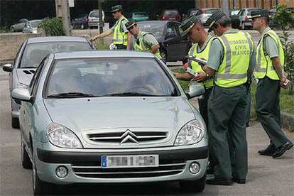 Agentes de la Guardia Civil de Tráfico efectúan un control de alcoholemia a un conductor en Gajano (Cantabria).