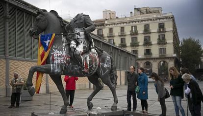 La escultura decapitada de la exposición "Franco, Victòria, República, Impunitat i Espai urbà" en el Born.