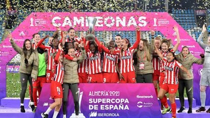 Las jugadoras del Atlético celebran este sábado su triunfo ante el Levante en la final de la Supercopa de España, disputada en el Estadio de los Juegos Mediterráneos de Almería.
