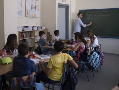 Un profesor imparte clase en un colegio en la localidad sevillana de Gelves.