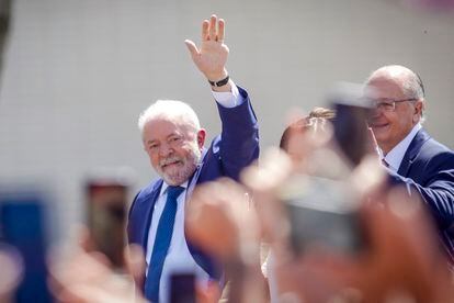 El exlíder sindical saluda a sus seguidores desde el Rolls Royce descapotable que lo transporta al Congreso para juramentar el cargo de presidente de Brasil.