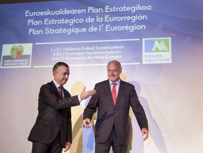 El lehendakari, Iñigo Urkullu, y el presidente de Aquitania, Alain Rousset, durante la presentación del plan estratégico de la eurorregión.