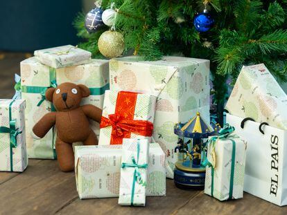 Ilustración de un árbol de Navidad con paquetes de regalo de EL PAÍS.