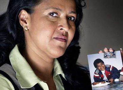 Mayra Rivera, muestra ayer una fotografía de su hijo, Galo, fallecido hace 20 meses.