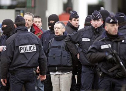 Michel Fourniret junto a gendarmes franceses en una reconstrucción tiempo después del crimen de la adolescente Natacha Danais, el 15 de marzo de 2006, en Reze, al oeste de Francia.