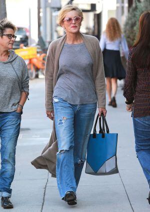 Sharon Stone paseando por Beverly Hills en junio.