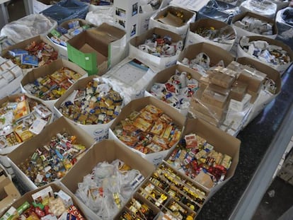 Productos almacenados en un banco de alimentos.