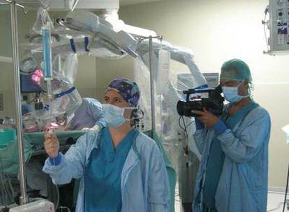 Un cámara graba a la anestesista Raquel Iglesias durante una intervención.