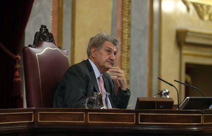 El presidente del Congreso, Jesús Posada, observa la tribuna de invitados, mientras es desalojada.