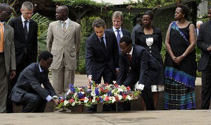 Nicolas Sarkozy y Bernard Kouchner, durante la ofrenda de flores en el memorial que recuerda a las víctimas del genocidio ruandés.