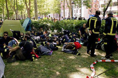 Varias decenas de bomberos del Ayuntamiento de Madrid acampados en el paseo del Prado.