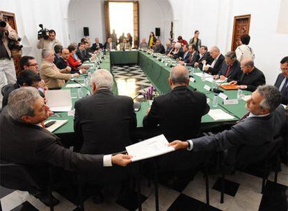 Manuel Chaves, de espaldas tercero por la izquierda, en la conferencia de prensa que ofreció ayer tras su reunión con los empresarios.