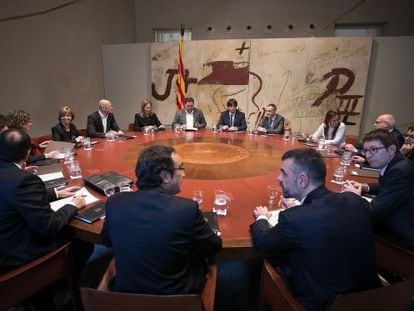 El presidente de la Generalitat, Carles Puigdemont, en la primera reuni&oacute;n del nuevo Gobierno.