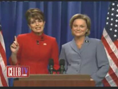 Las actrices Tina Fey y Amy Poehler como Sarah Palin y Hillary Clinton.