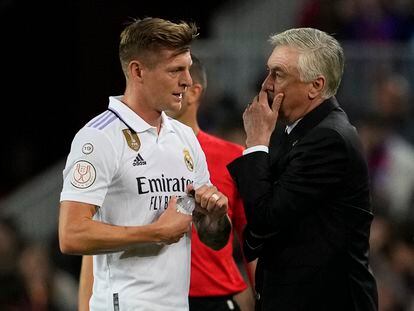 Ancelotti le daba instrucciones el miércoles a Kroos, en el Camp Nou.