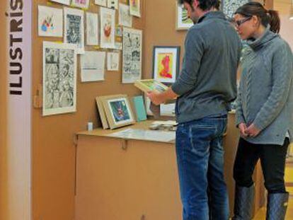 Artistas y visitantes charlan sobre las ilustraciones, que se venden desde 10 euros.