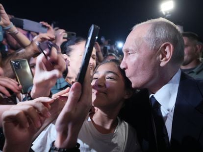 Vladímir Putin besaba el miércoles a una participante del baño de masas que promovió el Kremlin en Derbent, en la república rusa de Daguestán.