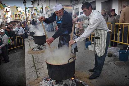 Dos cocineros preparaban ayer las calderas de Sant Antoni durante el <i>porrat</i> de Oliva.