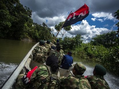 Integrantes del ELN navegan las aguas del río San Juan, en el departamento de Chocó (Colombia), en una imagen de archivo.