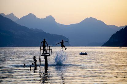 Varios jóvenes se dan un chapuzón en el lago Walensee en la tarde del martes 25, en Walenstadt (Suiza). 