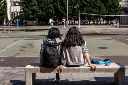 Alumnas en el patio de un instituto público de Catarroja (Valencia), en junio de 2021.