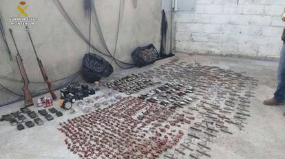 Las aves y el material para su captura ilegal incautados en la operaci&oacute;n.