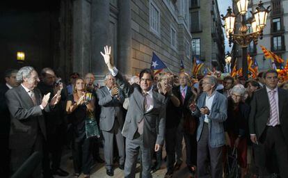 El presidente de la Generalitat, Artur Mas, saluda a las personas congregadas en la plaza Sant Jaume de Barcelona.