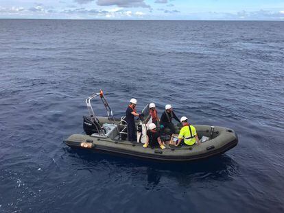 Trabajos de recogida de muestras desde la zódiac en mitad del océano Atlántico, durante expedición del proyecto ANTOM.