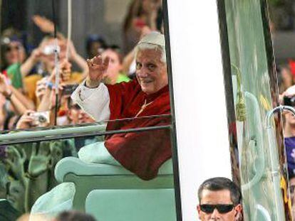 El Papa saluda desde el interior del papamóvil a la multitud que lo aguarda a su llegada al centro de Madrid.