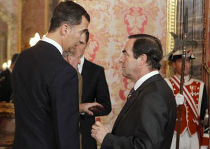 El príncipe de Asturias conversa con el presidente del Congreso, José Bono.
