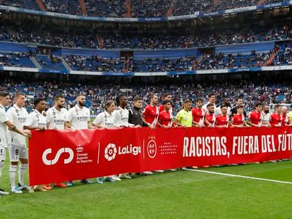 Jugadores del Real Madrid y del Rayo Vallecano sostienen una pancarta con un mensaje contra el racismo, en mayo de 2023.