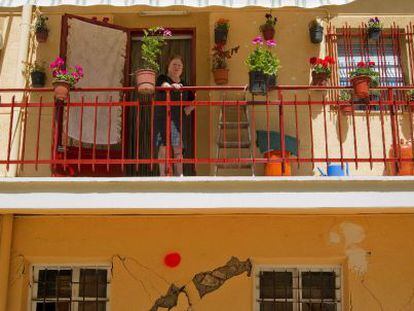 Una vecina de Lorca en el interior de su vivienda, a pesar de estar marcada con un punto de color rojo, tres días después del terremoto
