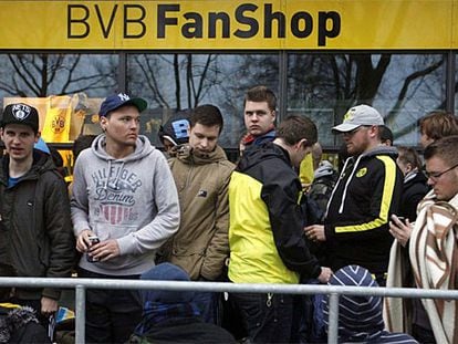 Hinchas del Dortmund hacen cola para sacar una entrada.