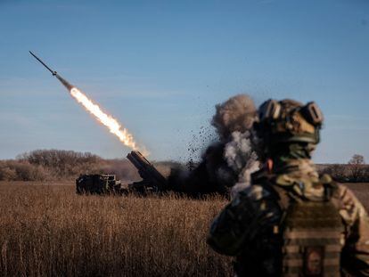 Una unidad militar ucrania dispara con un sistema lanzacohetes en el frente de Donetsk.